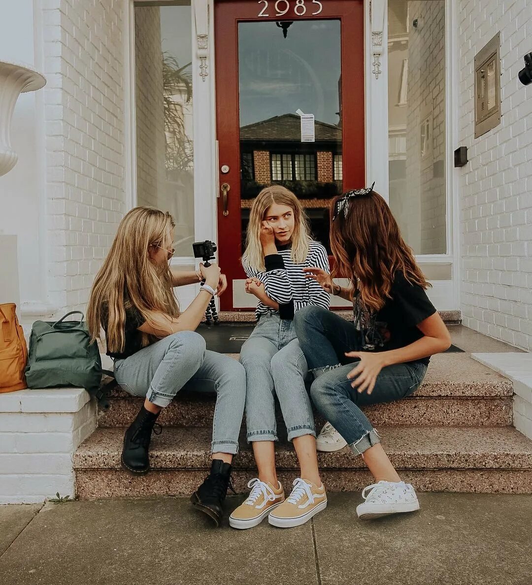 Фото 2-3 девушек. Подружки улыбаются картинка. Обои для друзей. Подруги эстетика. Коачелла 2023.