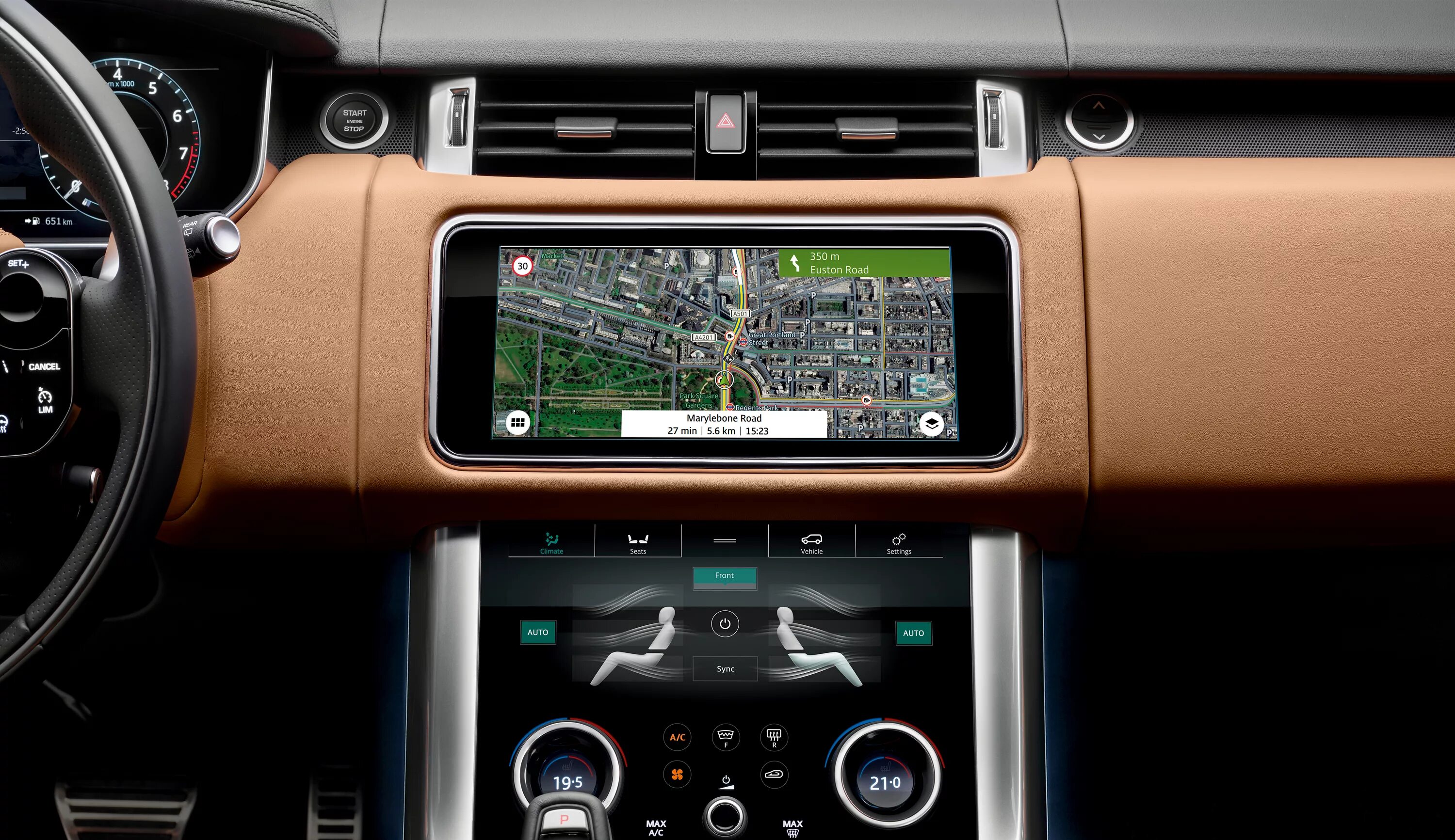 Screen range. Монитор range rover sport 2017range. рендж ровер спорт 2018 салон. range rover sport 2018 салон. land rover sport 2019 салон.