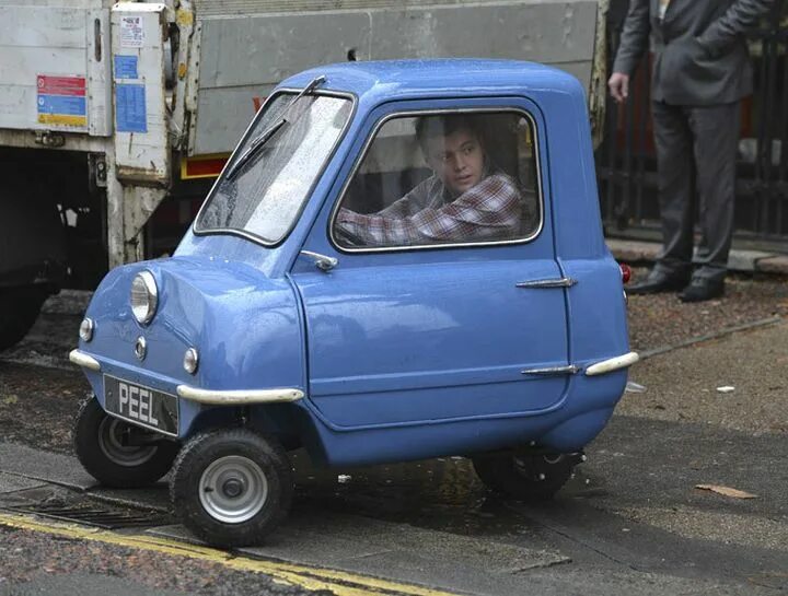 Трехколесный Peel p50. Peel p50 новая. Fiat Peel p 50. Самый маленький автомобиль в мире Peel p50. Покажи страшные машины