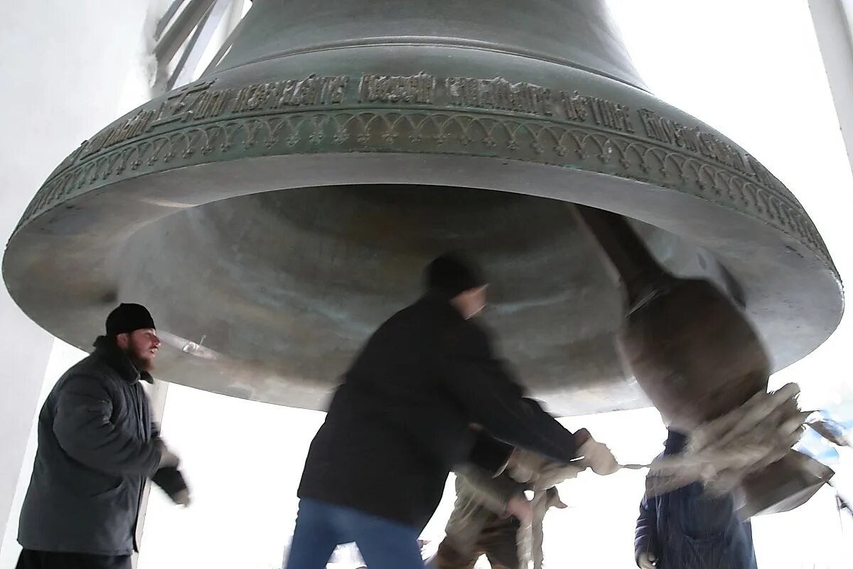 Протяжным звоном. Троицкий Благовестник колокол. Царь колокол Сергиев Посад. Колокол Благовестник Троице Сергиева Лавра. Колокол Благовестник Троице Сергиев Посад.