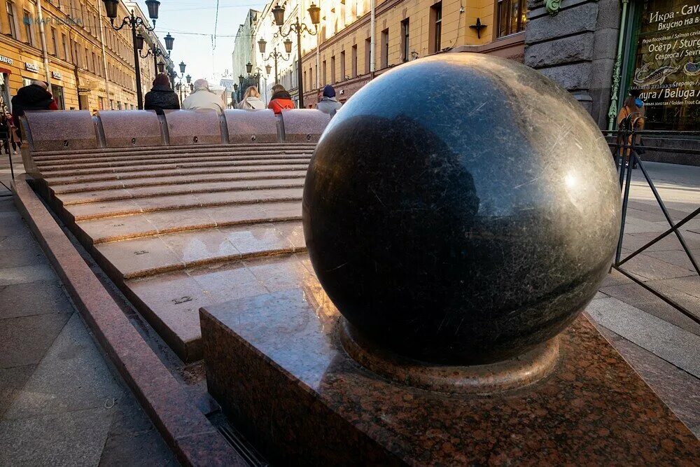 Музей шаров в спб. Фонтан на малой садовой Санкт-Петербург. Фонтан шар на малой садовой улице в Санкт-Петербурге. Фонтан шар малая Садовая. Шар в Питере на Невском.