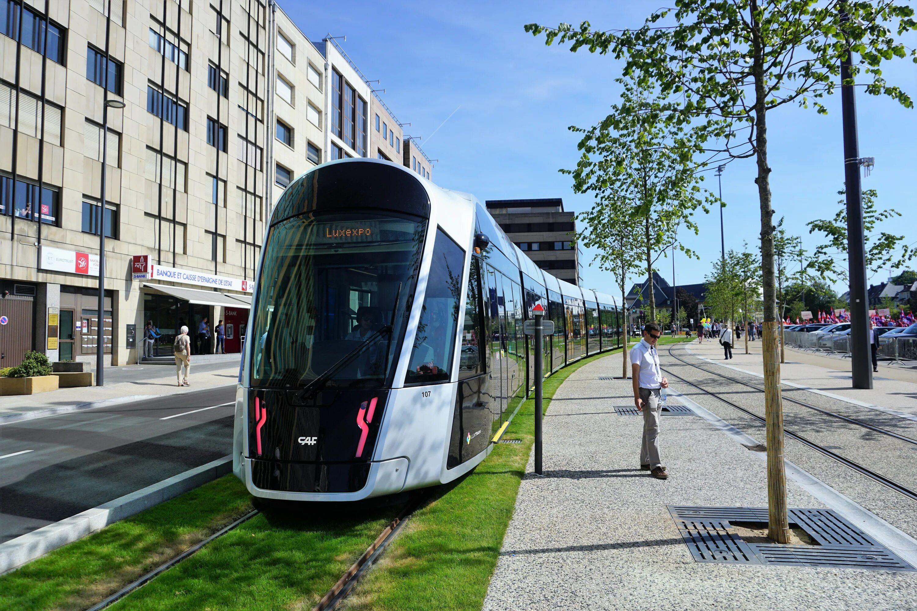 Трамвай Люксембург. Люксембург общественный транспорт. Трамвай Luxembourg tram. Синара Таганрог трамвай.