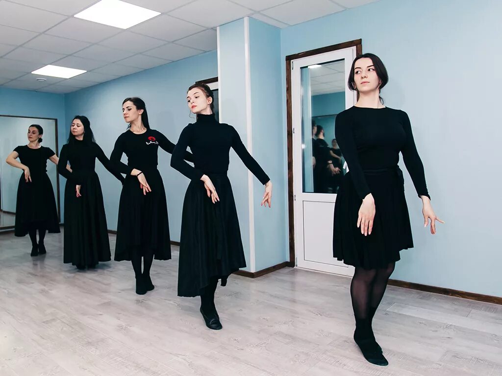 Обучение лезгинки для девушек. Уроки кавказских танцев. Платье для лезгинки чёрное. Обучение лезгинки для девушек. Хореограф женской лезгинки.