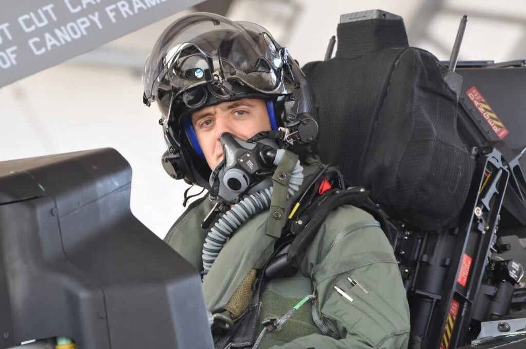 Пилот ввс сша. F-35 pilot. военный пилот f 35. экипировка пилота f-35. шлем пилота ф - 35 ввс сша.