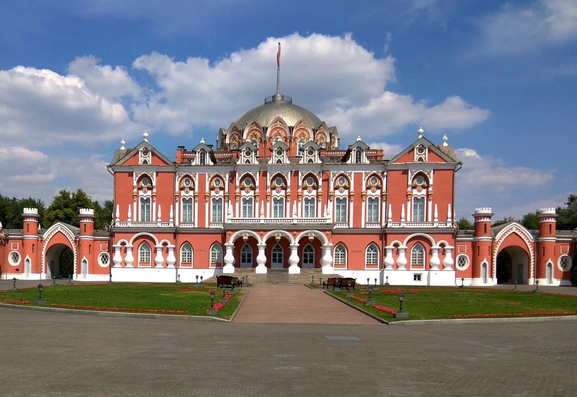 Петровский путевой дворец парк в Москве. Путевой дворец Екатерины Москва. Петровский путевой дворец Петровские палаты. Петровский путевой дворец Казаков. Московский версаль