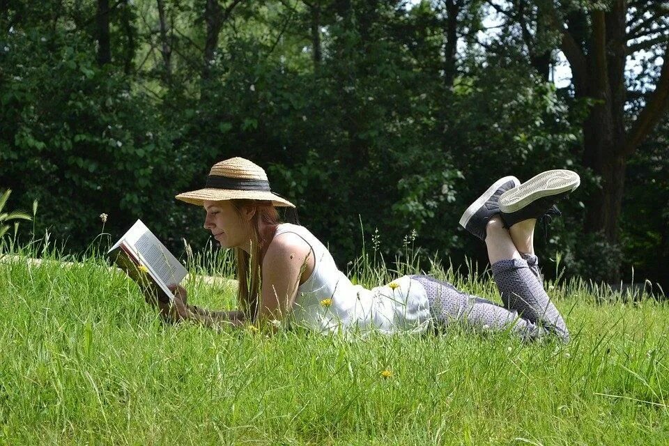 Чтение на природе. Фотосессия с книгами. Чтение для детей. Дети дошкольники. Читаем на свежем воздухе.