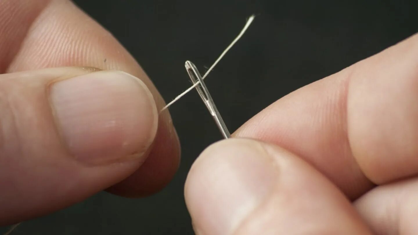 Катушка швейных ниток маленькая. Нитки растягивающиеся для шитья. Черные нитки для машинки. Резьбовая вставка. Smallest thread.