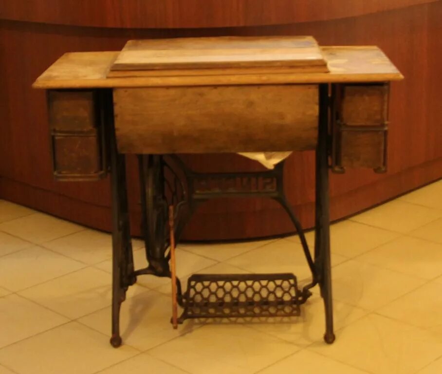 Швейная машинка зингер s010l. Зингер швейная машинка 1902н. Швейная машина зингер старинная ножная. Швейная машина зингер старинная ножная. Швейная машинка зингер подольск.