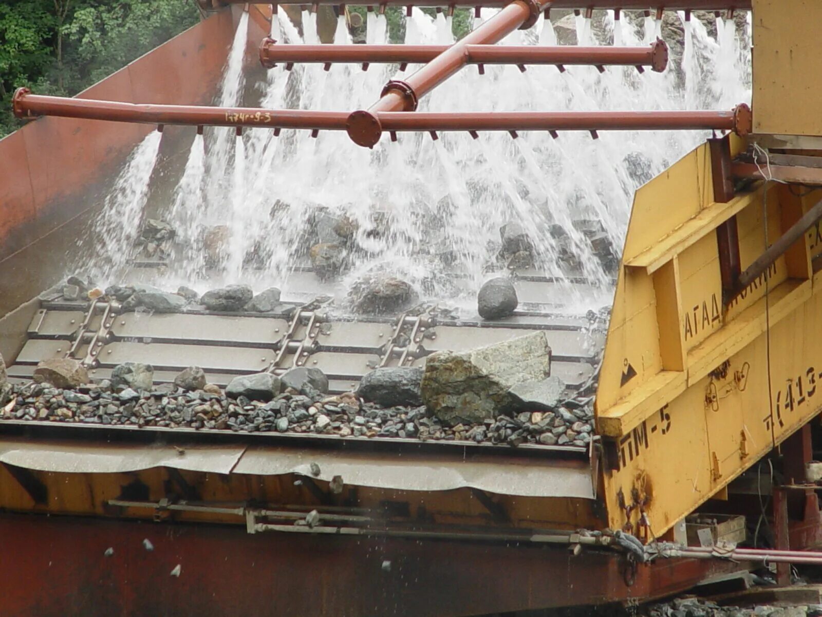 Промывка руды. Промывка руды. Пульпа шлам. Промывочный прибор для добычи золота ггм. Промывочные фабрики применяется для обогащения руд.