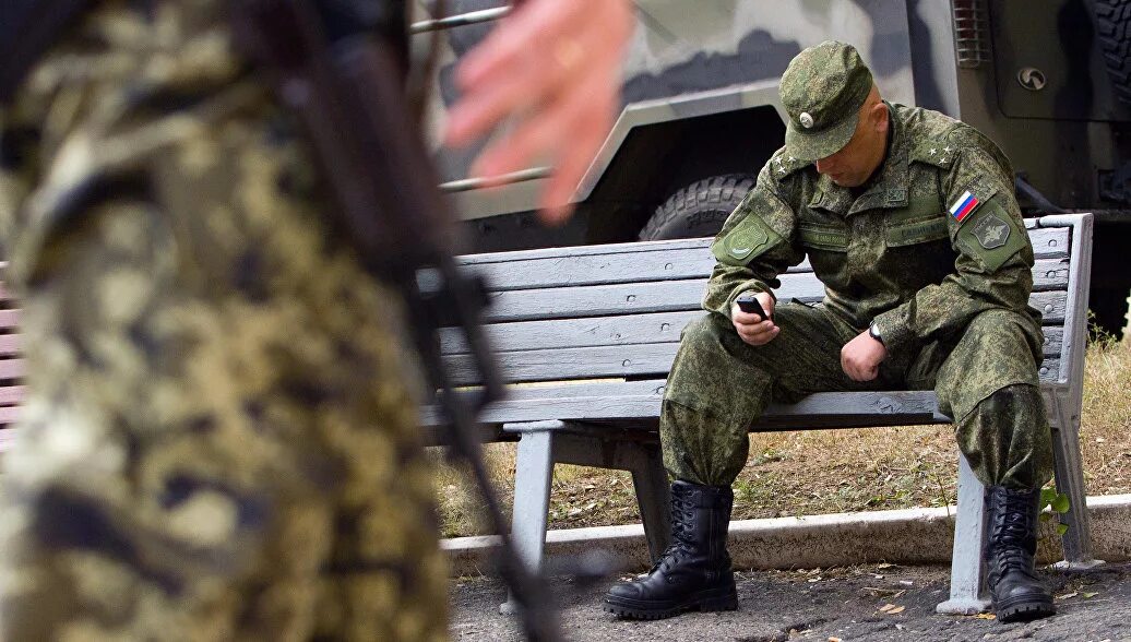 Вс рф телефон. Российский солдат. Военный сидит. Солдат сидит. Солдат со спины.