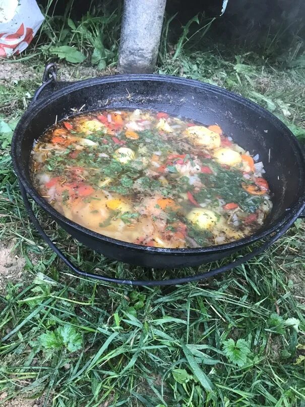 Шурпа в казане пошагово. Шулюм на костре в казане. Шурпа в казане. Шурпа в казане на костре. Шурпа зимой на костре.