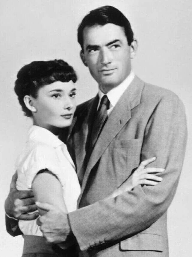 Одри хепберн и грегори пек римские каникулы. Римские каникулы фильм 1953. Грегори пек и одри хепберн. Одри хепберн римские каникулы. Римские каникулы 1953.