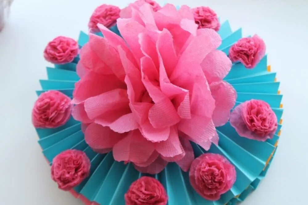 Поделки для мамы из ажурных салфеток. Подарок маме из гофрированной бумаги. Подарок маме на день матери из салфеток. Поделки из салфеток своими руками для детей. Подарки для мам в детсаду своими.