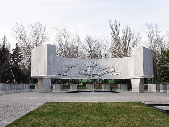 Пост номер 1 ростов на дону. Мемориальный комплекс павшим воинам ростов-на-дону. мемориальный комплекс в ростове на дону. мемориальный комплекс павшим воинам в ростове. вечный огонь на карла маркса ростов на дону.