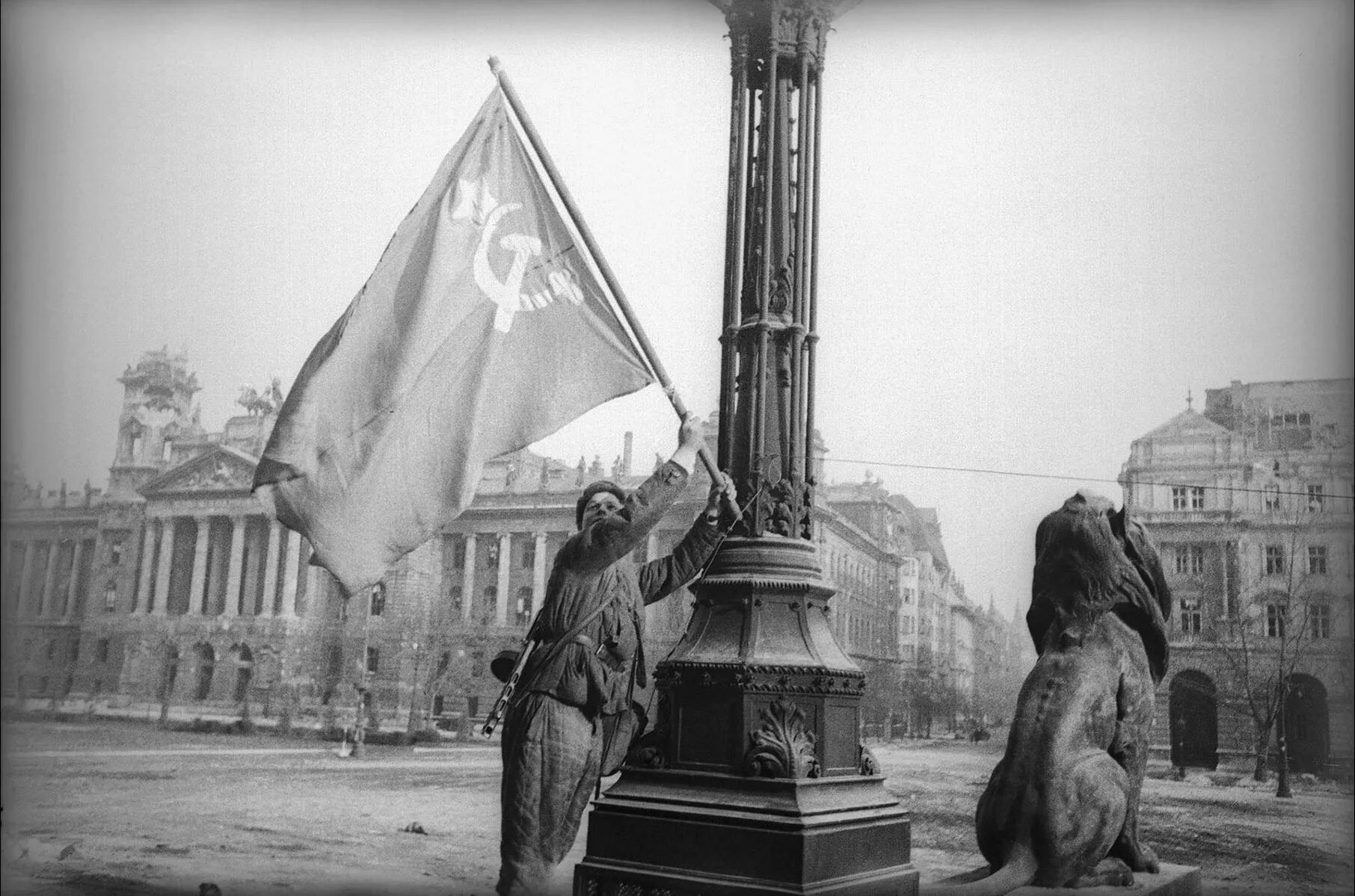 Памятник 1944 года. Знамя Победы в Будапеште 1945. Будапешт 1944. Освобождение Будапешта 1944.