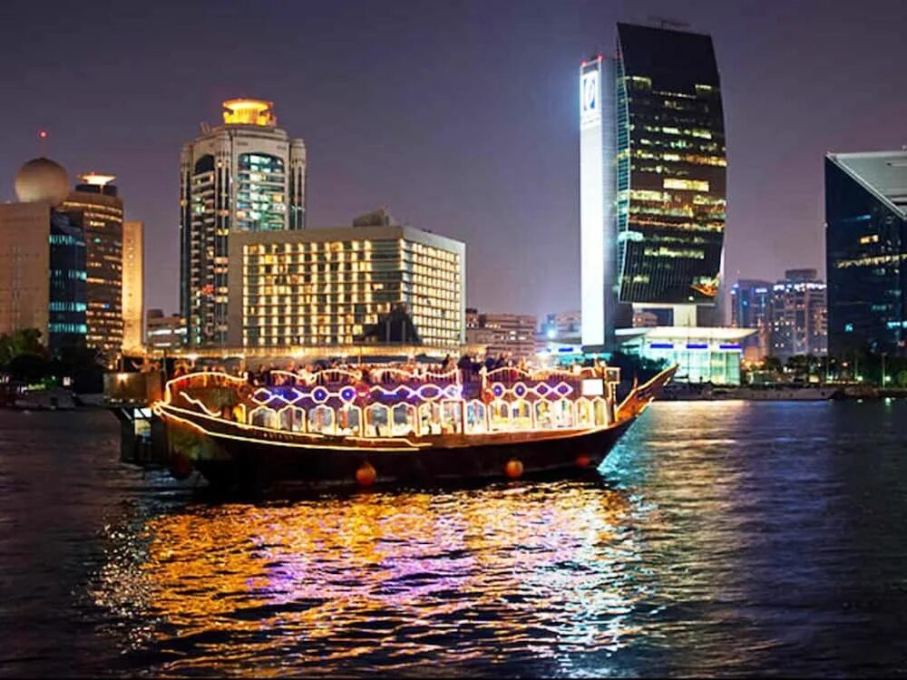 Круиз дубай марина. Круиз дубай марина. Dhow cruise по дубай марине. Арабская лодка dhow cruise. Кораблик в дубае.