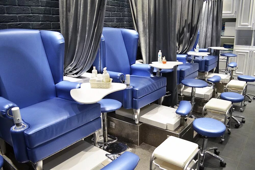 Ногтевой сервис в тк комфорт люберцы. Студия маникюра emily работники. Мастерская для ногтей в квартире. Лена ленина логотип. Мастерская маникюра.