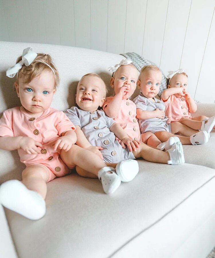 Пятая двойня. Пятерня. Тройняшки младенцы. Двойняшки. Пять близнецов.