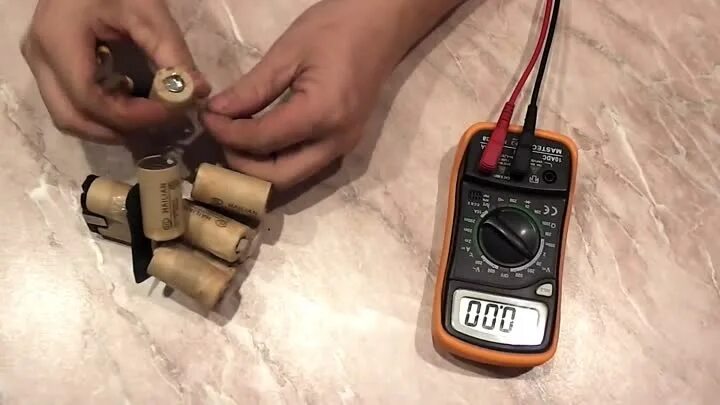 Продувка на аккумуляторе. Как восстановить аккумулятор никель. Шуруповерт макита никель кадмиевый. Аккумулятор шуруповерта мультиметром. Проверка аккумуляторов шуруповерта.
