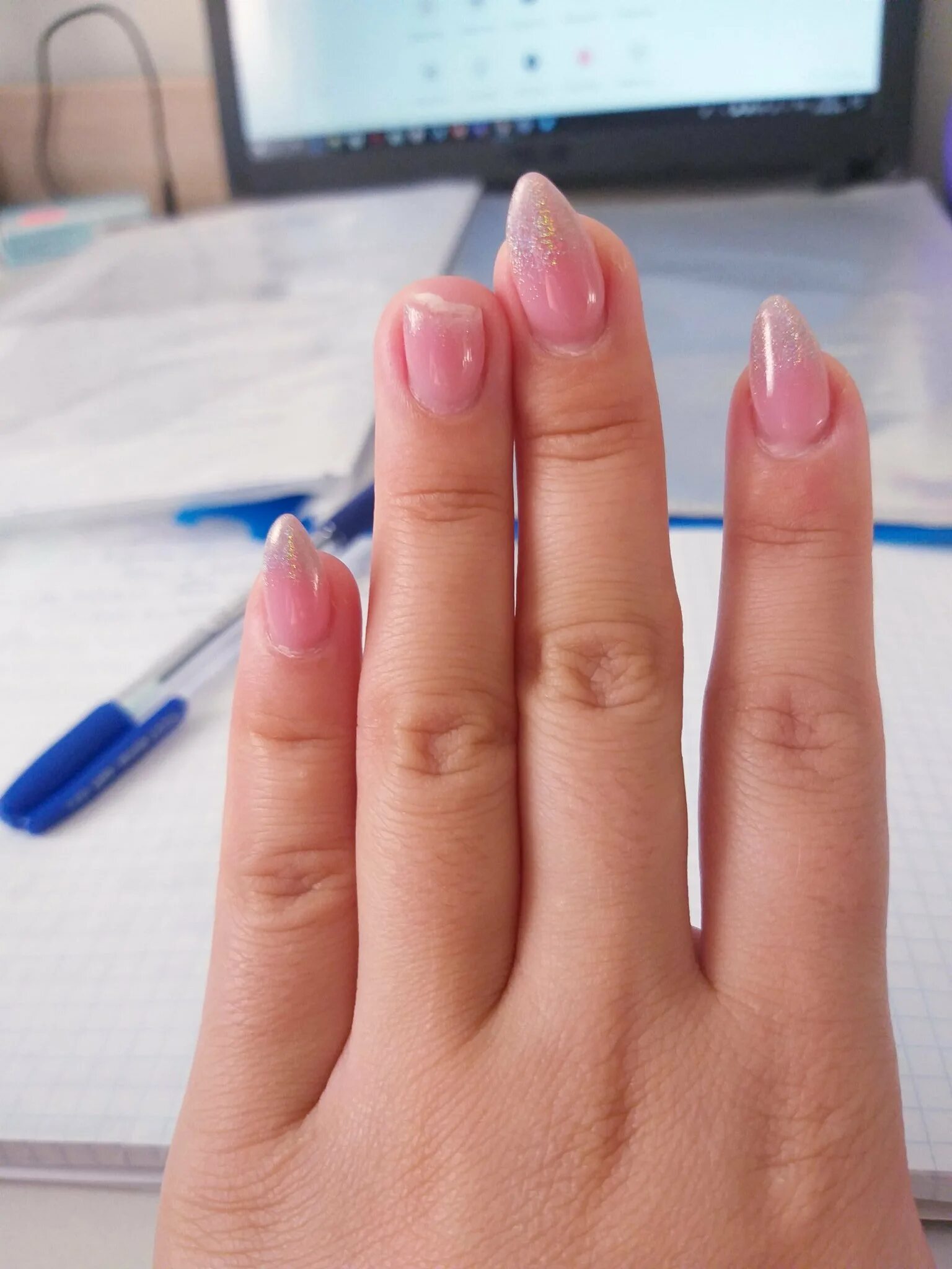 сломался ноготь на левой руке