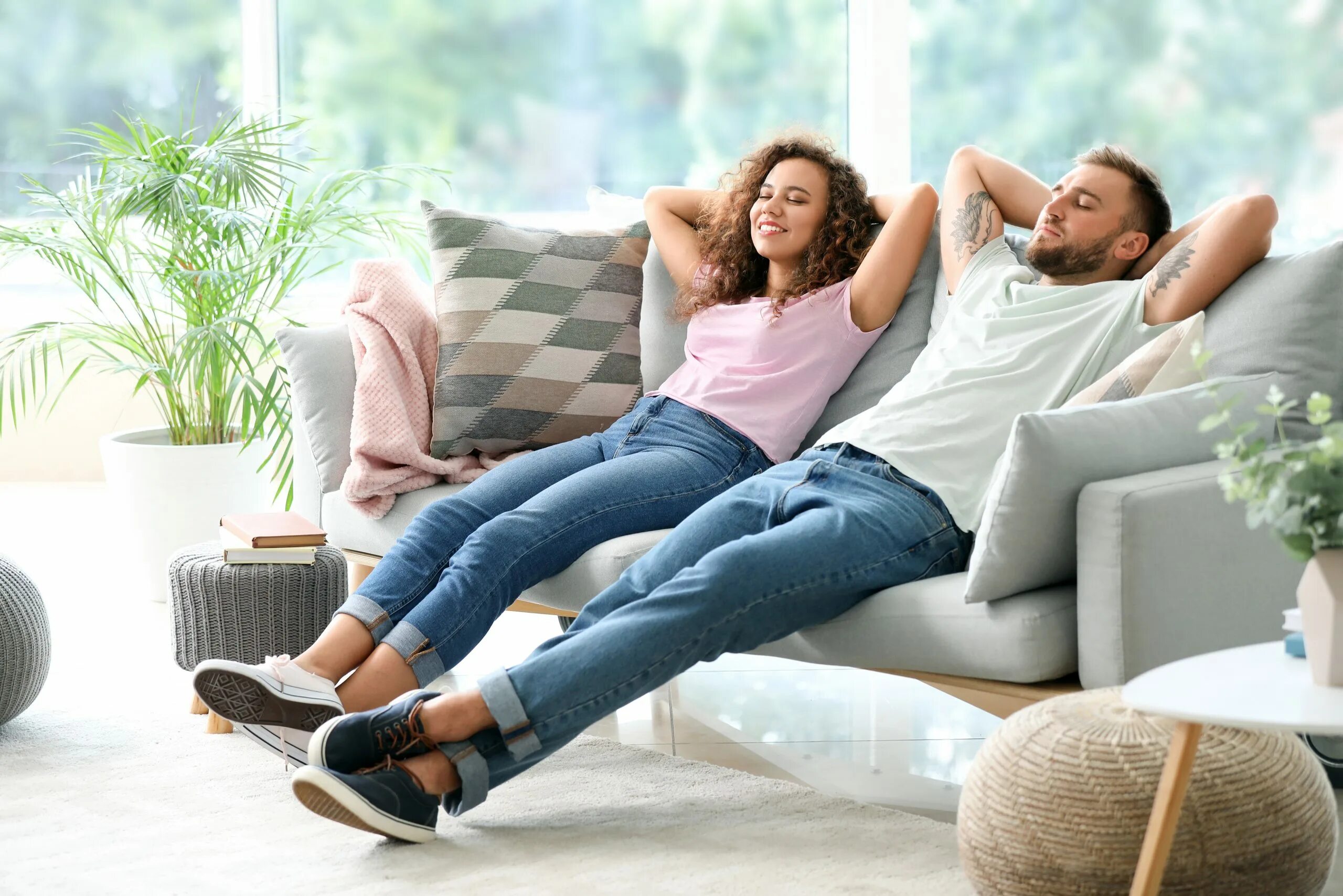 Comfort mystery in home. Счастливые на диване парочки. Comfort mystery in home. Чистая квартира. Comfort mystery in home.