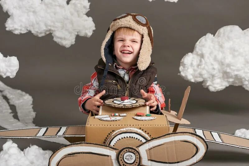 Мальчик мечтал стать летчиком грозовая туча. Ребенок мечтает быть пилотом. Мечта стать летчиком. Мальчик мечтает быть пилотом. Фотосессия по месяцам для мальчика летчик.