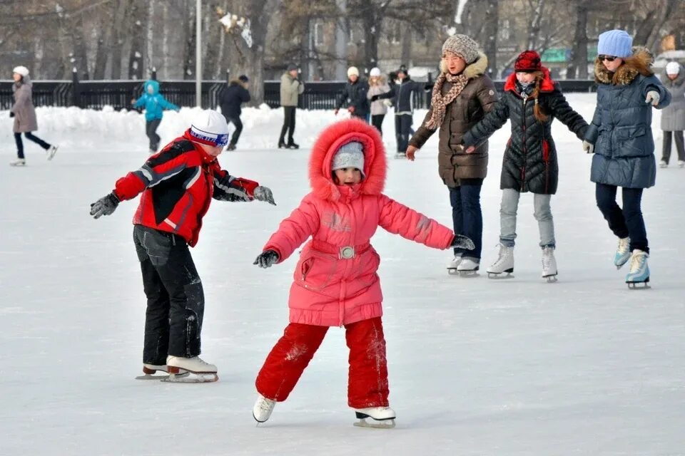 Каток дети катаются. Дети на коньках. Дети катаются на коньках. Дети катиаю ся на коньках. Катание на коньках зимой.