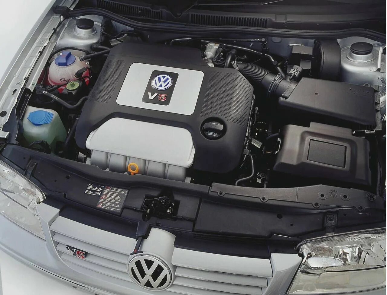 Volkswagen bora двигатель. VW Golf 4 2.3 v5. Volkswagen 2.3 v5 мотор. Фольксваген Бора v5. VW Bora 2.3 v5.