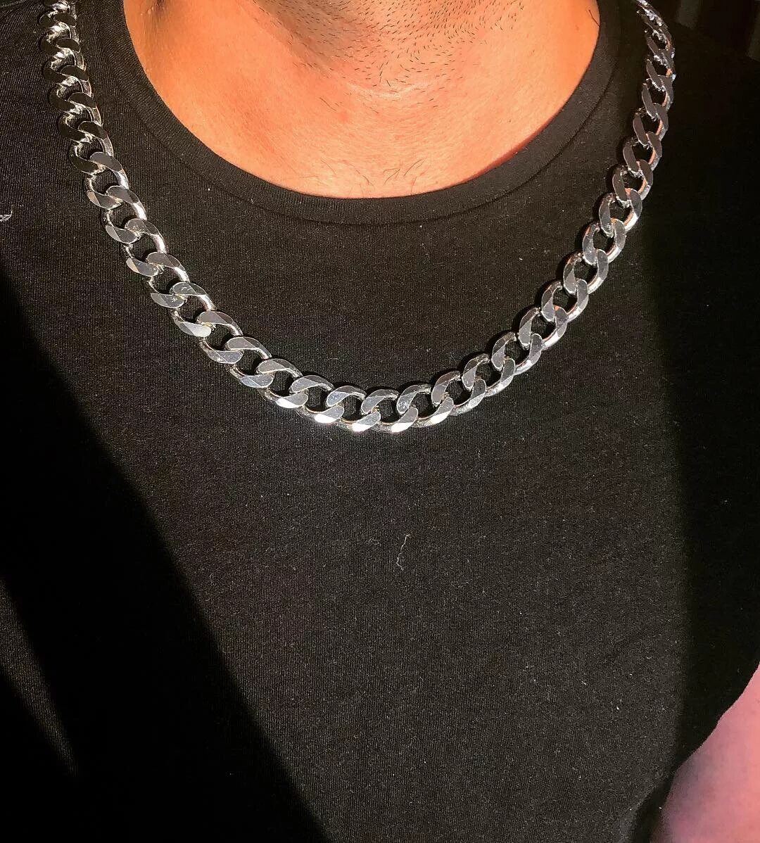 серебряная цепь на шее мужчины. серебряная цепь на шее мужчины. цепь на шею мужская серебро. мужские цепочки на шею. серебро цепь бисмарк плоский.