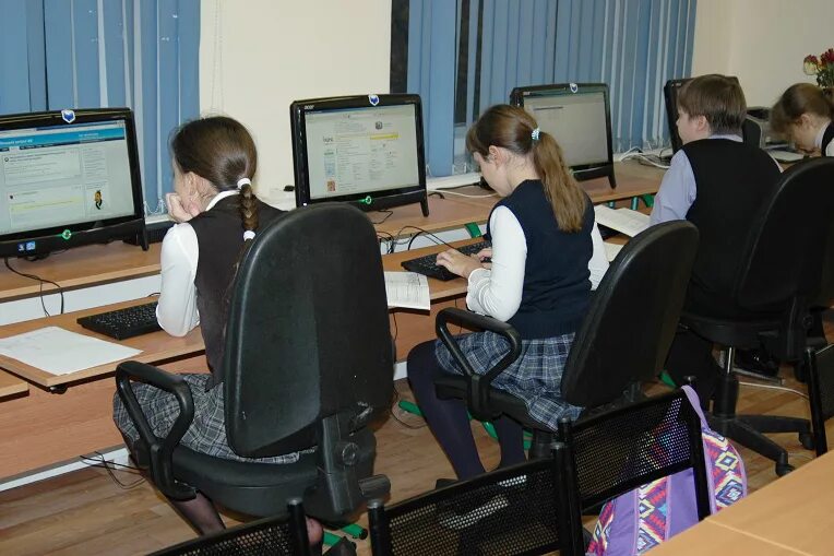 1 класс 1 ученик 1 компьютер. Урок информатики. Компьютер в школе. Урок информатики в школе. Дети за компьютером в классе.