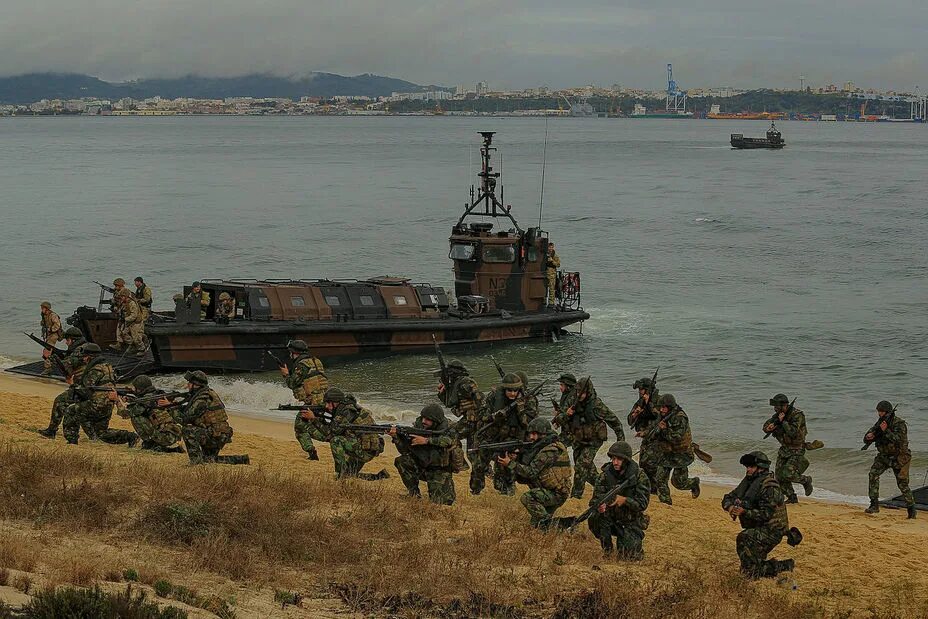 Морская пехота вмф рф. Высадка морской пехоты. Морская пехота десантирование. Высадка морской пехоты. Морская пехота вмф ссср учения.