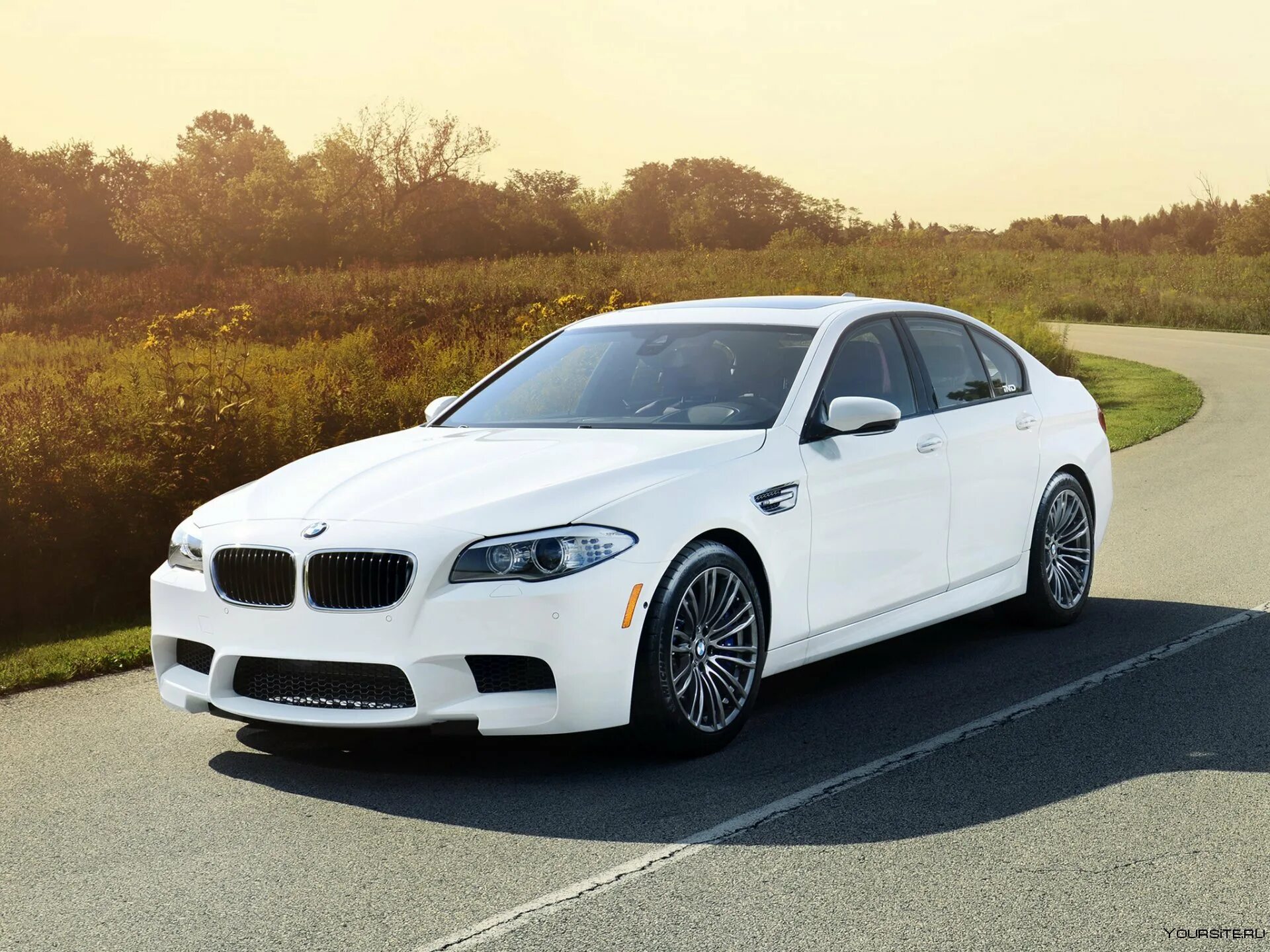 Белая машина фотографии. Bmw m5 f10 белая. бмв м5 f10 белая. бмв 5 ф10 белая. bmw m5 f10 2012.
