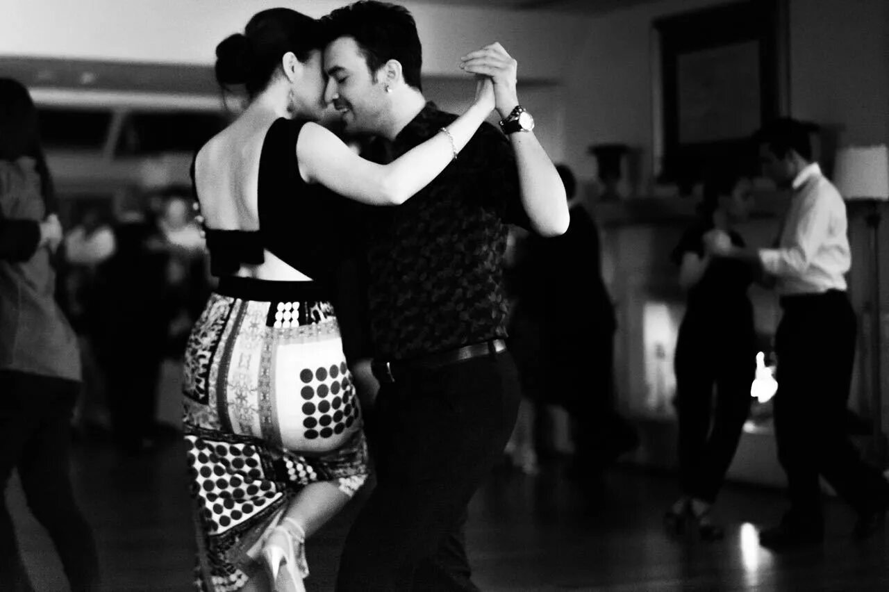 Навстречу танцам. Танцующие люди. Навстречу танцам. Парень кружит девушку. Фемейл танцы тюмень.