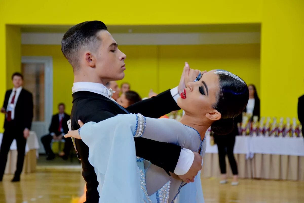 Поиск танцора по спортивно. Бальные танцы командные соревнования. Прическа мужская бальные танцы танец. Мужская стрижка для танцора по Бальным танцам. Турнир по танцевальному спорту Ставропольский край.