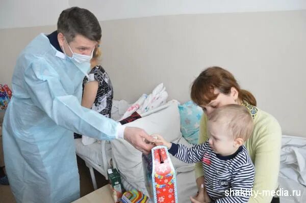 Пришла в больницу русское. Пациент пришел в клинику ребёнок.