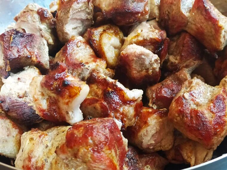Шашлык из шейки. Свиная шейка шашлык. маринованный шашлык из свинины. маринад для шашлыка из свинины с лимоном и луком рецепт.