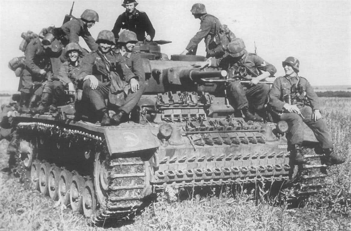 15 Танковая дивизия вермахта PZ III. 4-Я танковая армия вермахта. 4 Танковая дивизия вермахта 1945. 24 Танковая дивизия вермахта. Красные немецкие танки