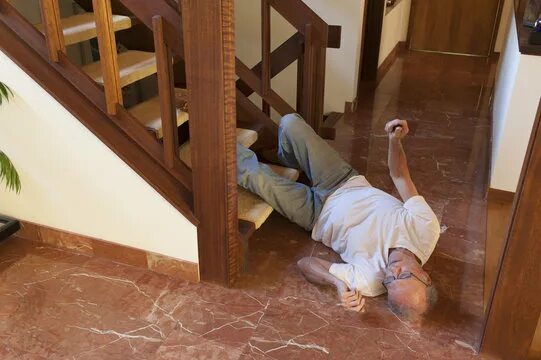 Падение с лестницы фото Падать лежа: найдено 78 изображений