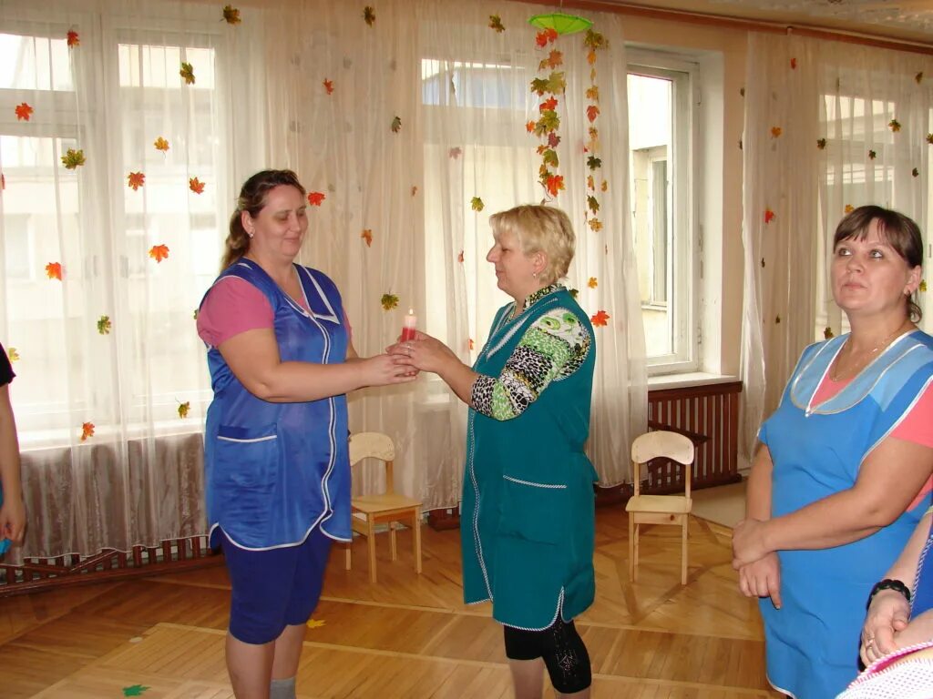 нянечка в доу. вакансии помощника воспитателя в государственный. спецодежда для помощника воспитателя. помощник воспитателя. помощник воспитателя.