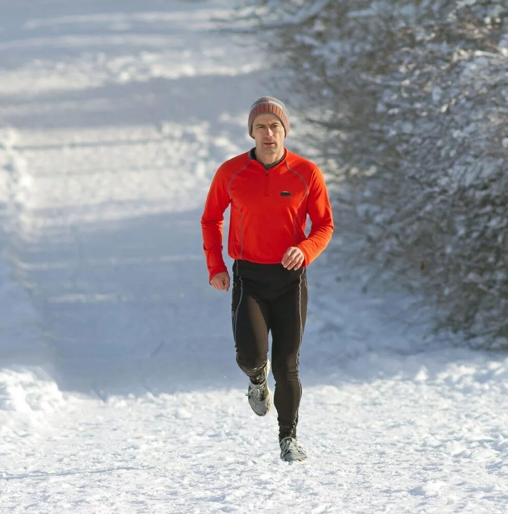 Зимние спортсмены. Бег зимой. Человек бежит по снегу. Бегуны зимой. Бег по снегу.