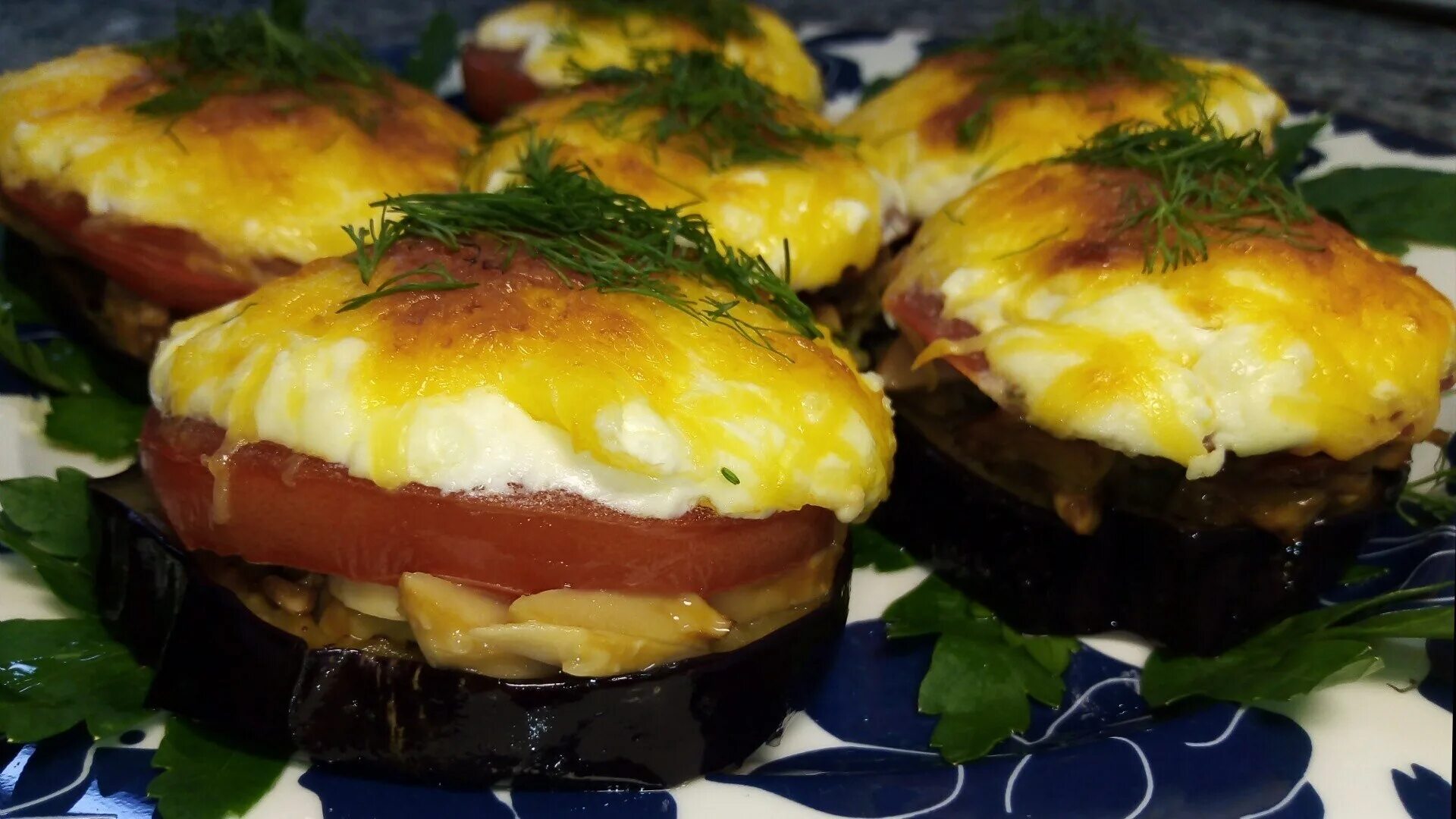 Баклажаны запеченные с сыром и помидорами чесноком. Баклажаны запеченные в духовке с помидорами и сыром. Баклажаны с грибами и помидорами в духовке. Баклажаны, запеченные с помидорами и грибами. Баклажаны в духовке с помидорами, сыром и грибами.