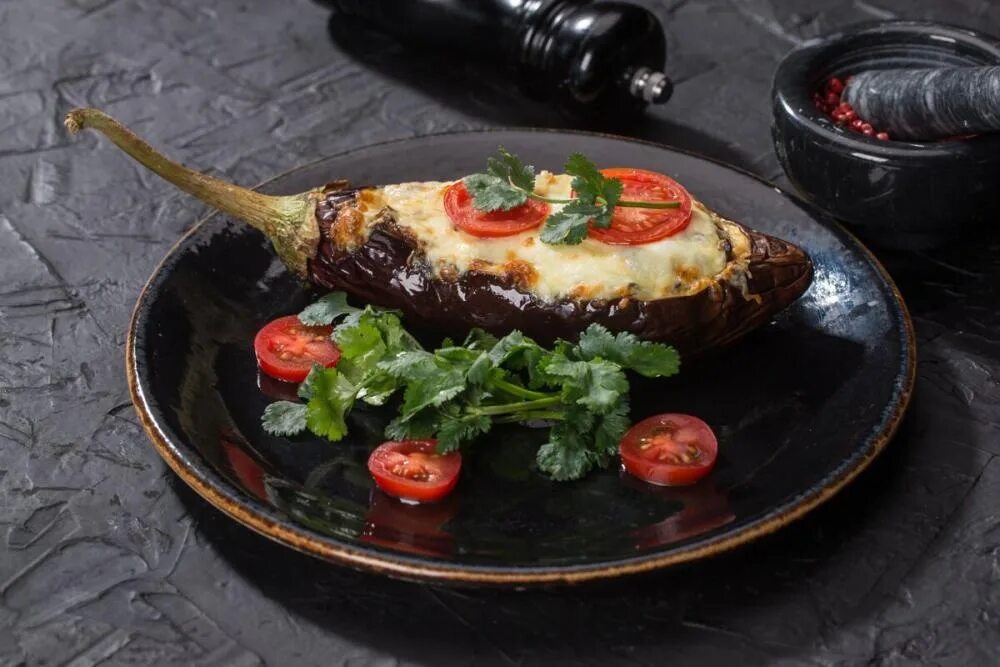 Баклажаны с сулугуни и помидорами. Баклажаны запеченные с сулугуни. Баклажаны с сулугуни и помидорами в духовке. Баклажаны с сулугуни и помидорами в духовке. Баклажаны с сулугуни и томатами.