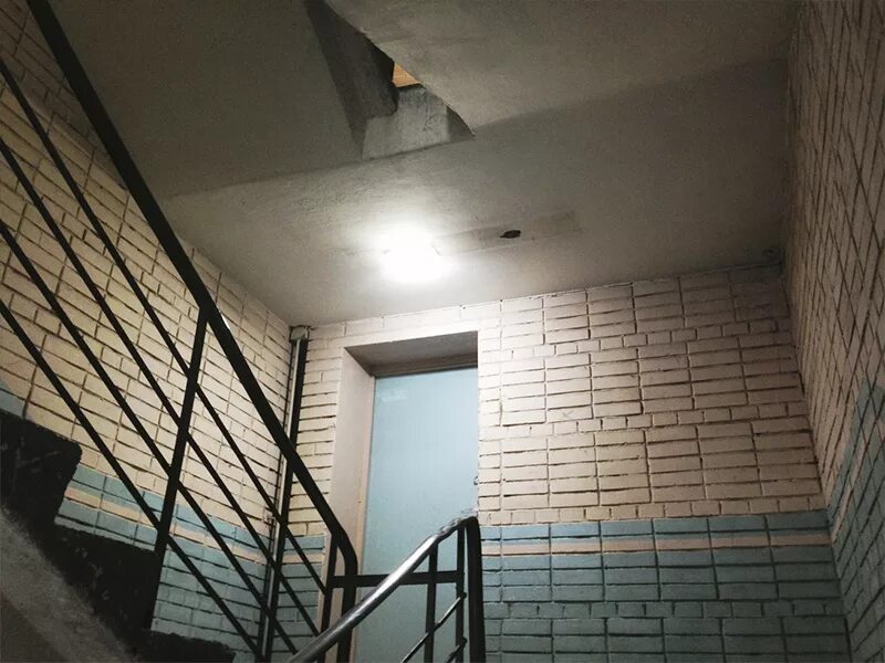 В третьем подъезде с краю