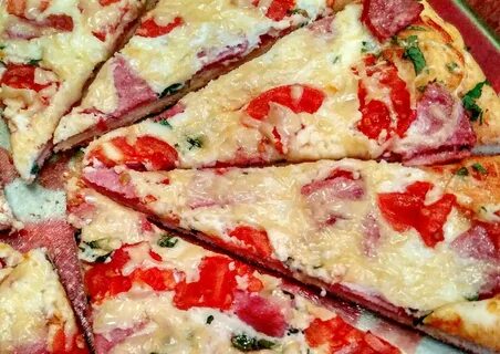 Пицца из слоеного теста с огурцами