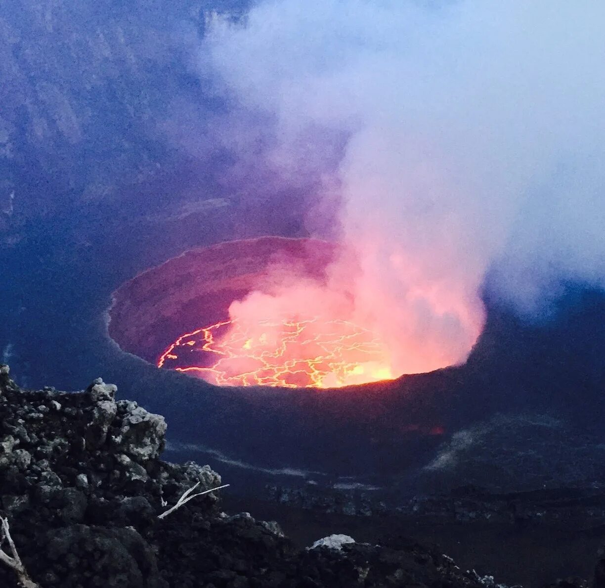 Вулкан тейде извержение. Вулкан ньирагонго. Вулкан ньирагонго извержение 2002. Вулкан сакурадзима япония молния. Кратер вулкана ньирагонго.