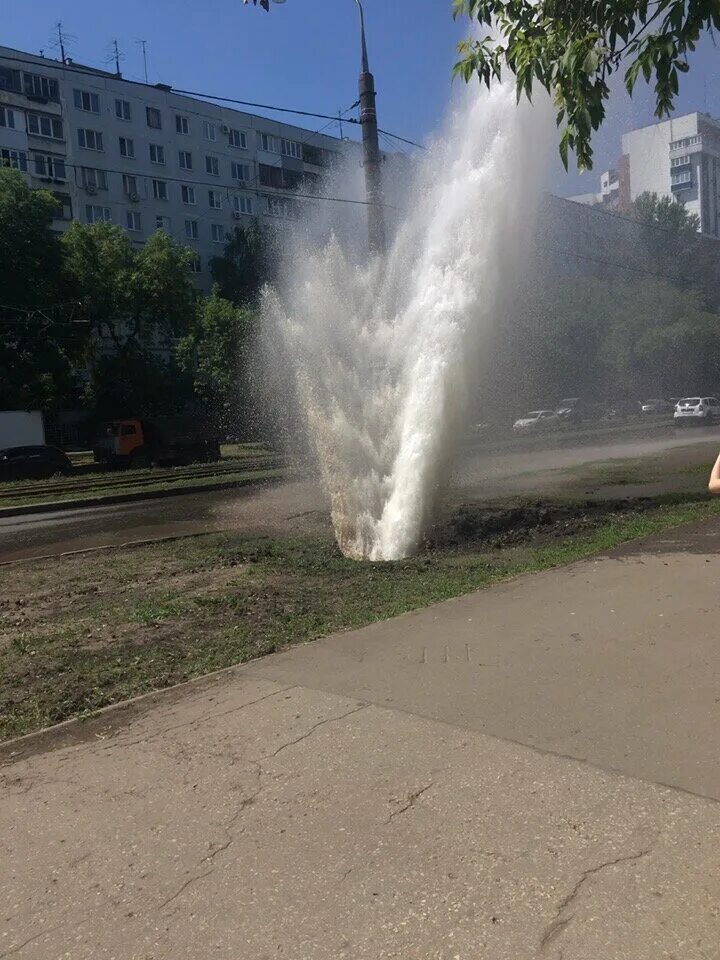 Форум прорвало. Прорыв трубы. фонтан из труб. фонтан прорвало.