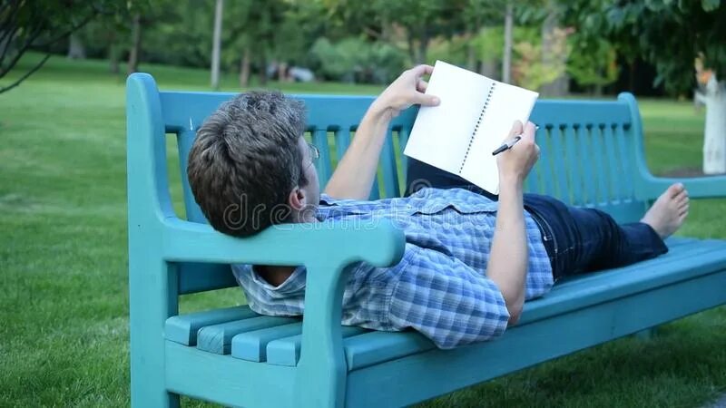 Писание девушки. Кровать девушка блокнот. Как пишется слово лежит. Мужчина пишет в блокноте. Лежу как пишется правильно.