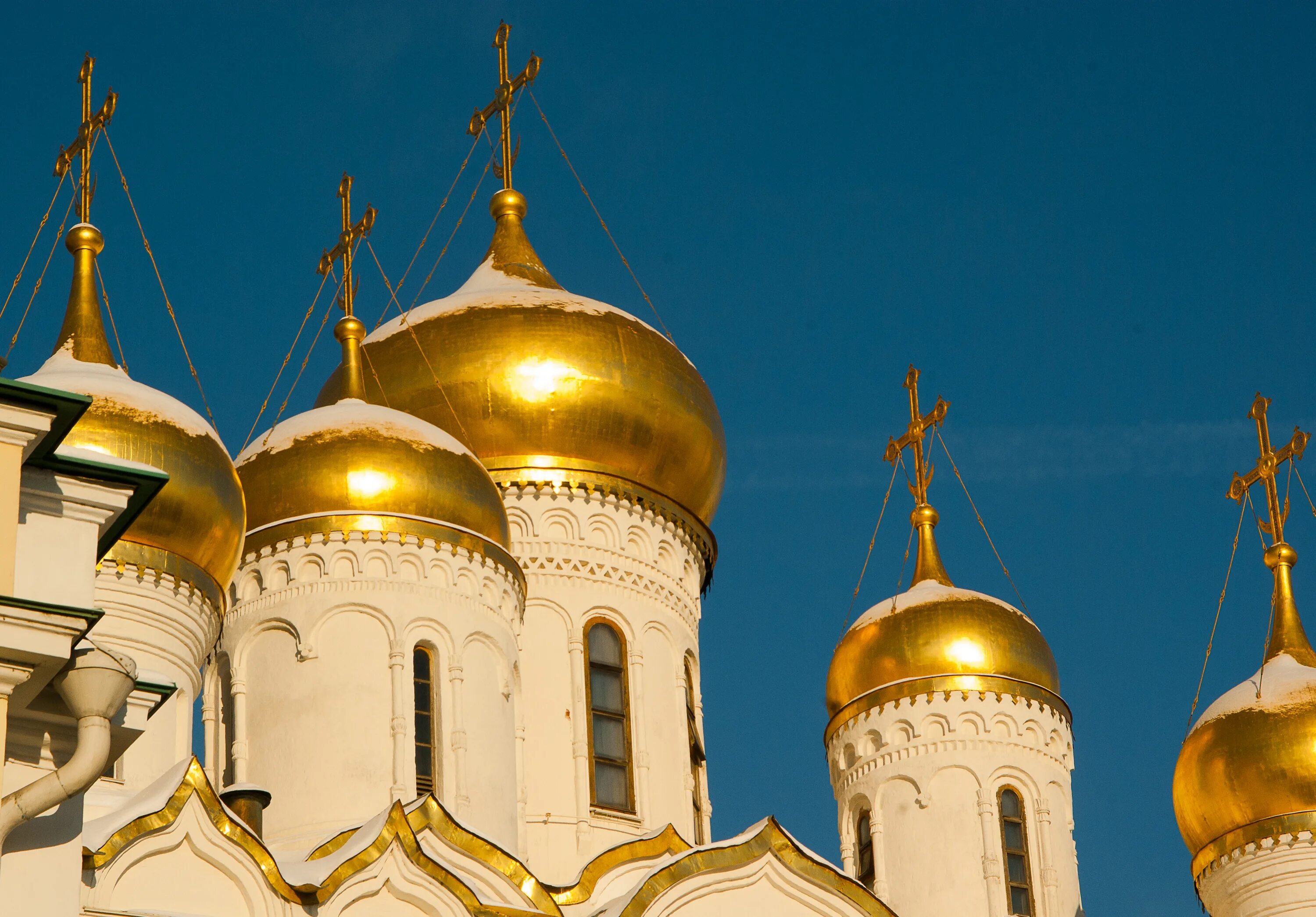 Церковь с золотым лукообразным куполом в Москве. Луковичные купола в Успенском соборе.