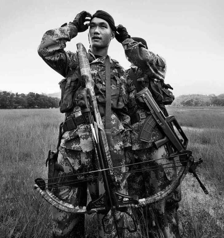 Обвешенный. Боевые Луки и арбалеты спецназа. Арбалет спецназа. Арбалет военный. Солдат с кучей оружия.