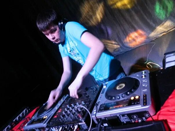 Nerd project 26. Диджей мэд ноисе. мад нойз проджект 2025. mad noise project картинки. рейв вечеринка подмосковье.
